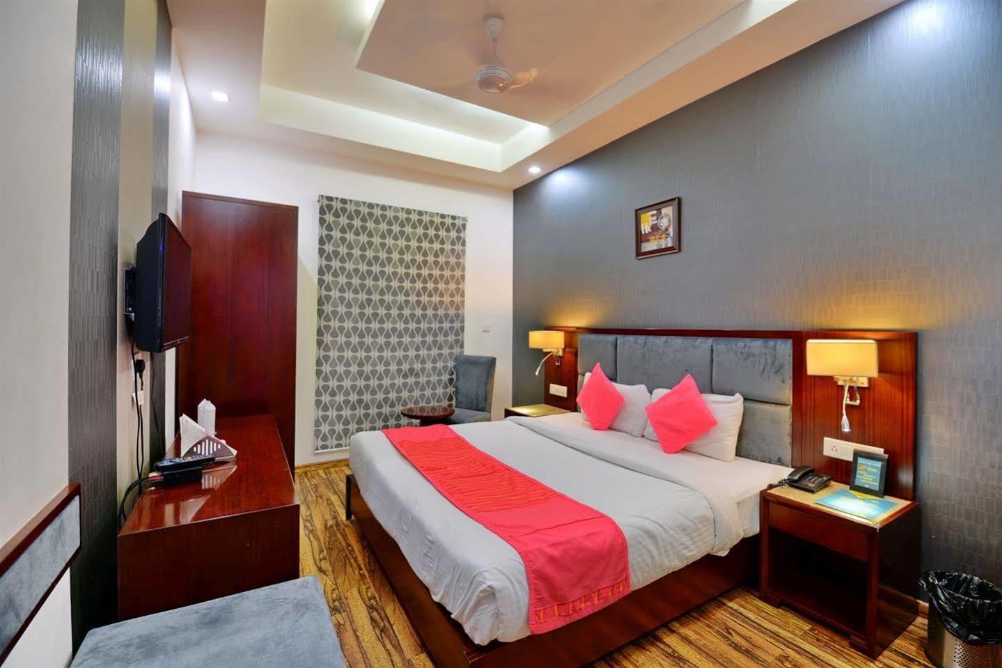 Hotel Prem Plaza Karnāl 外观 照片
